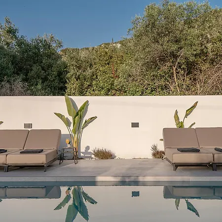 Avrilia Seaside Heated Pool Villa Almirida